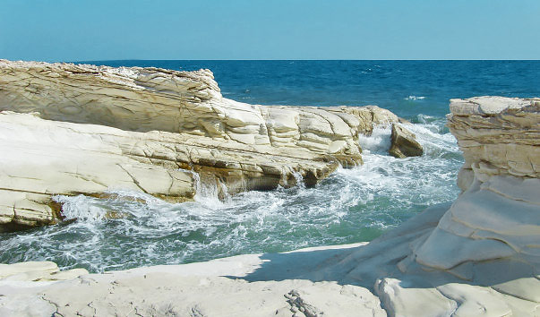 Белые скалы пляжа Губернос